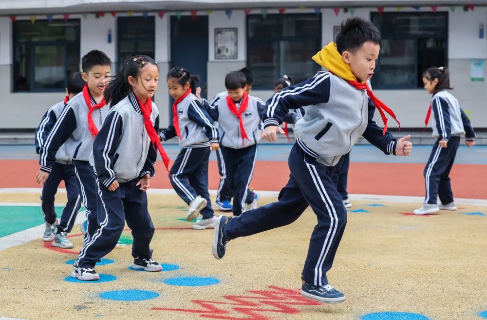 11月8日，湖州市月河小学教育集团吉山校区的学生们在课间参加趣味游戏。新华社记者 徐昱 摄