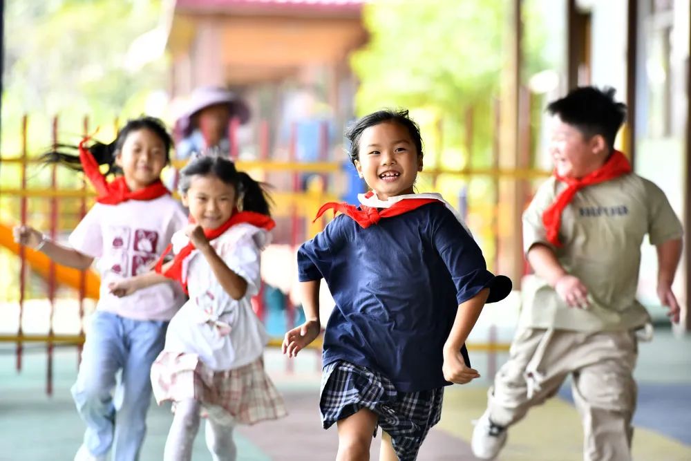 9月5日，在微山县高楼乡渭河小学，孩子们在课间做游戏。新华社记者 郭绪雷 摄