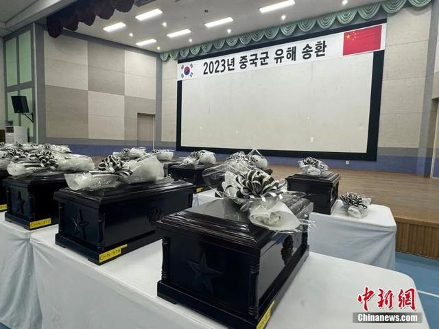 图为装殓仪式现场。中新网记者 刘旭 摄