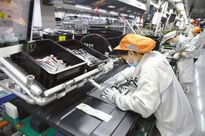 海信視像科技股份有限公司黃島基地，工人在趕制外貿訂單。新華社記者 李紫恒攝