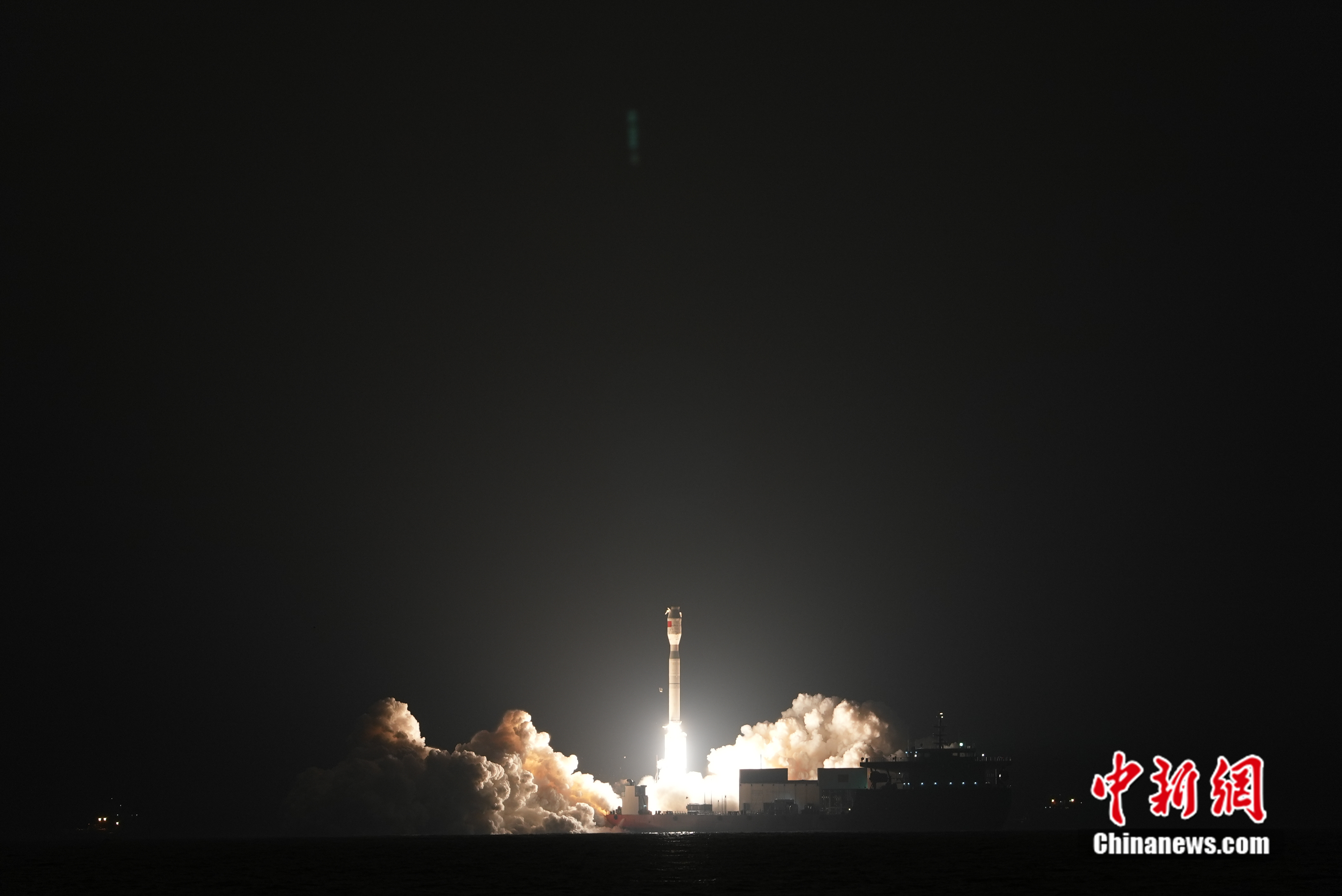 北京时间2023年12月6日3时24分，我国太原卫星发射中心在广东阳江附近海域使用捷龙三号运载火箭，成功将卫星互联网技术试验卫星发射升空，卫星顺利进入预定轨道，发射任务获得圆满成功。此次任务是捷龙三号运载火箭的第2次飞行。 安迪 郭厚泽 摄