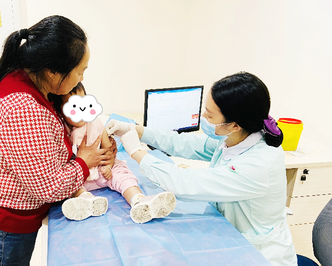 图为重庆市荣昌区妇幼保健院医护人员为儿童接种疫苗。（荣昌区妇幼保健院供图）