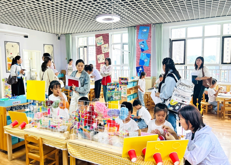 各联盟园园长、骨干教师走进中心园进行观摩。