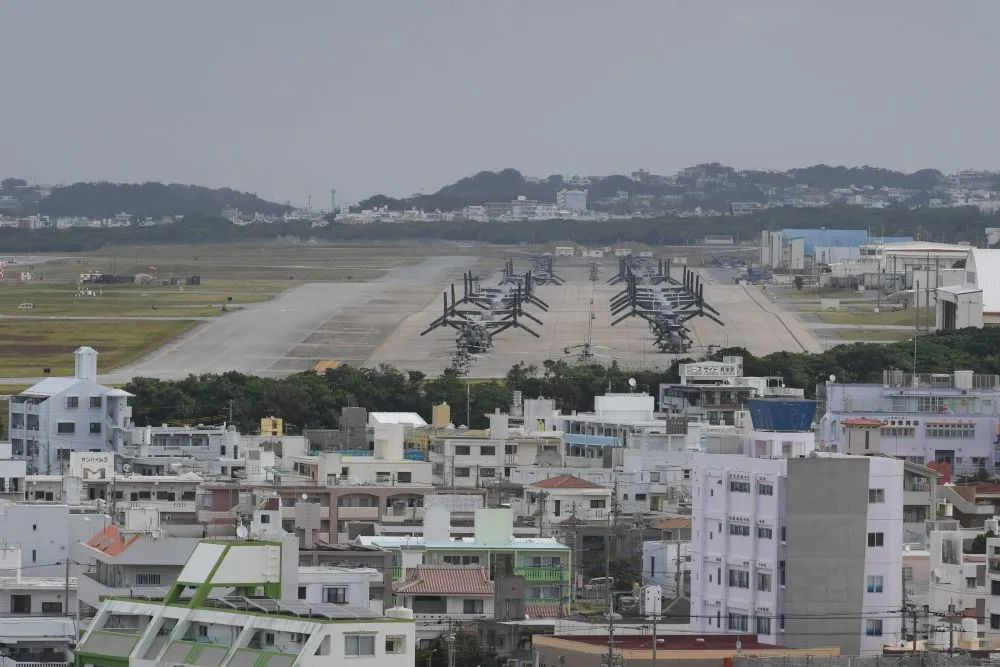 这是11月25日在日本冲绳美军普天间基地驻留的“鱼鹰”运输机（资料照片）。新华社记者 冯武勇 摄