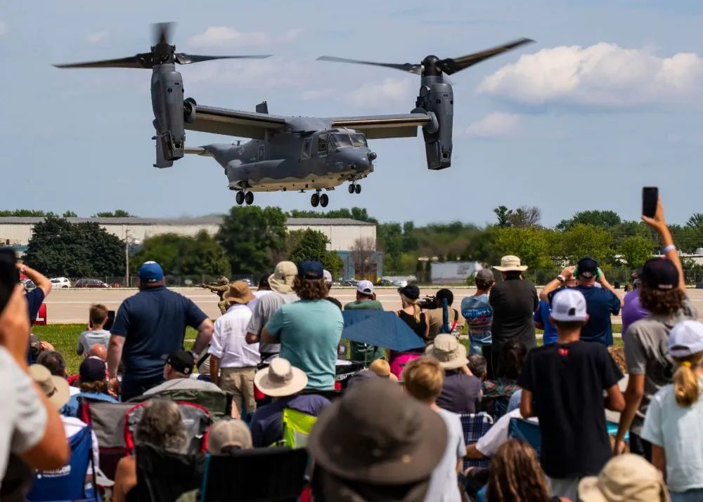 2021年7月30日，在美国威斯康星州奥什科什，一架“鱼鹰”倾转旋翼运输机在“飞来者大会”上展示其悬停能力。新华社发（乔尔·莱纳摄）