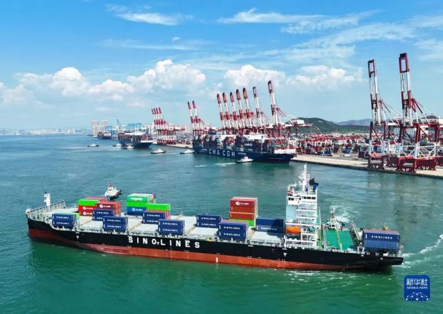 一艘货轮缓缓驶离山东港口青岛港（无人机照片，2023年8月30日摄）。新华社发（张进刚 摄）