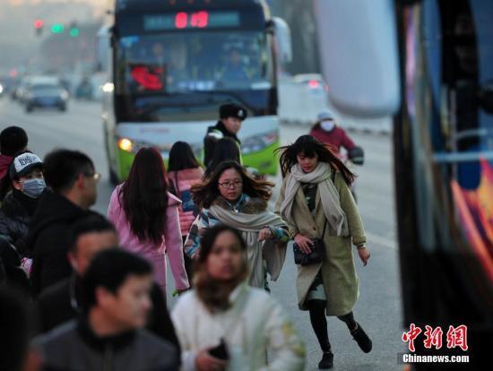 中新网调查显示:白领对副业需求加大,主要为增加收入