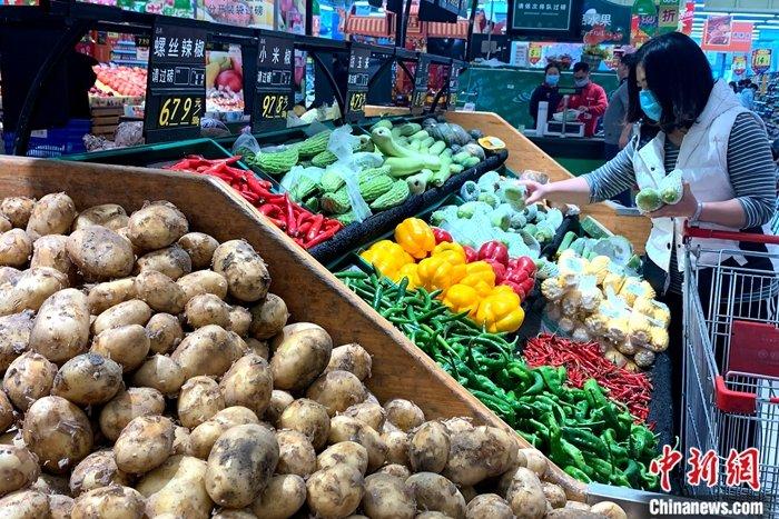 中国新闻网与上年持平，2019年国家食品安全监督抽检合格率97.6%