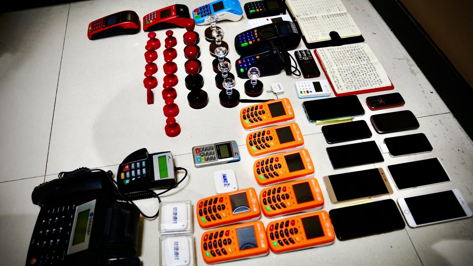 央视新闻46人团伙诈骗金融机构1亿元，全国首例！持卡套现后报盗刷假警