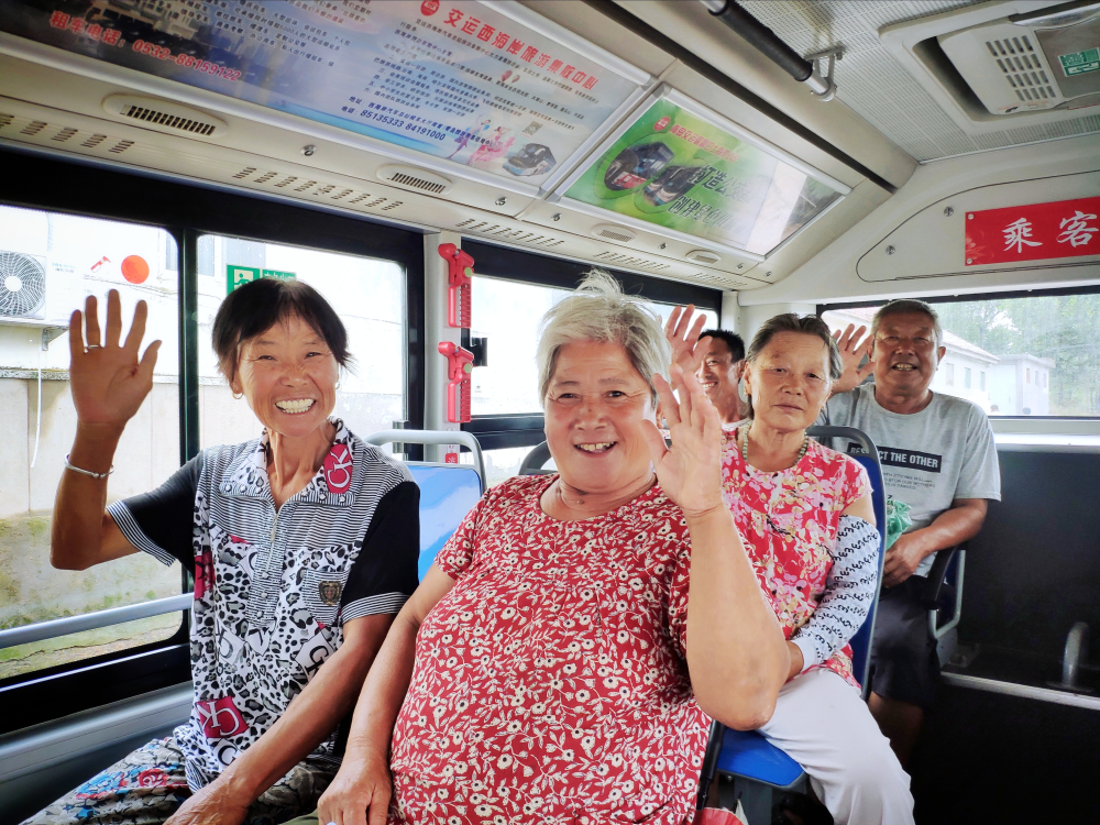 坐上新开通的公交车，不过涧村村民乐得合不拢嘴。记者 董梅雪 报道