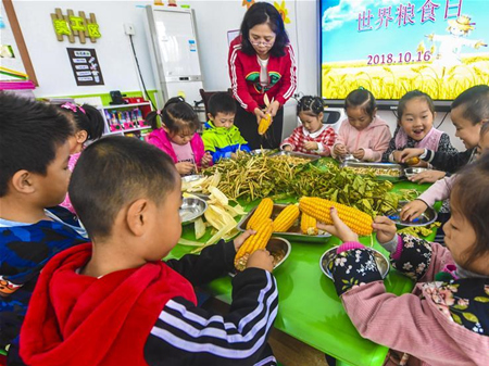2018年10月16日，河北省大厂回族自治县城区第三幼儿园组织开展了“爱惜粮食 从小做起”主题教育活动。 新华社记者 李晓果摄