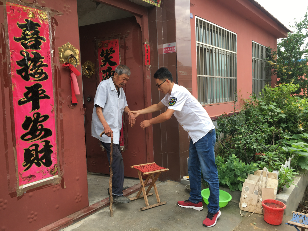 建军节期间，王台街道社会治理网格员走访慰问退伍军人。