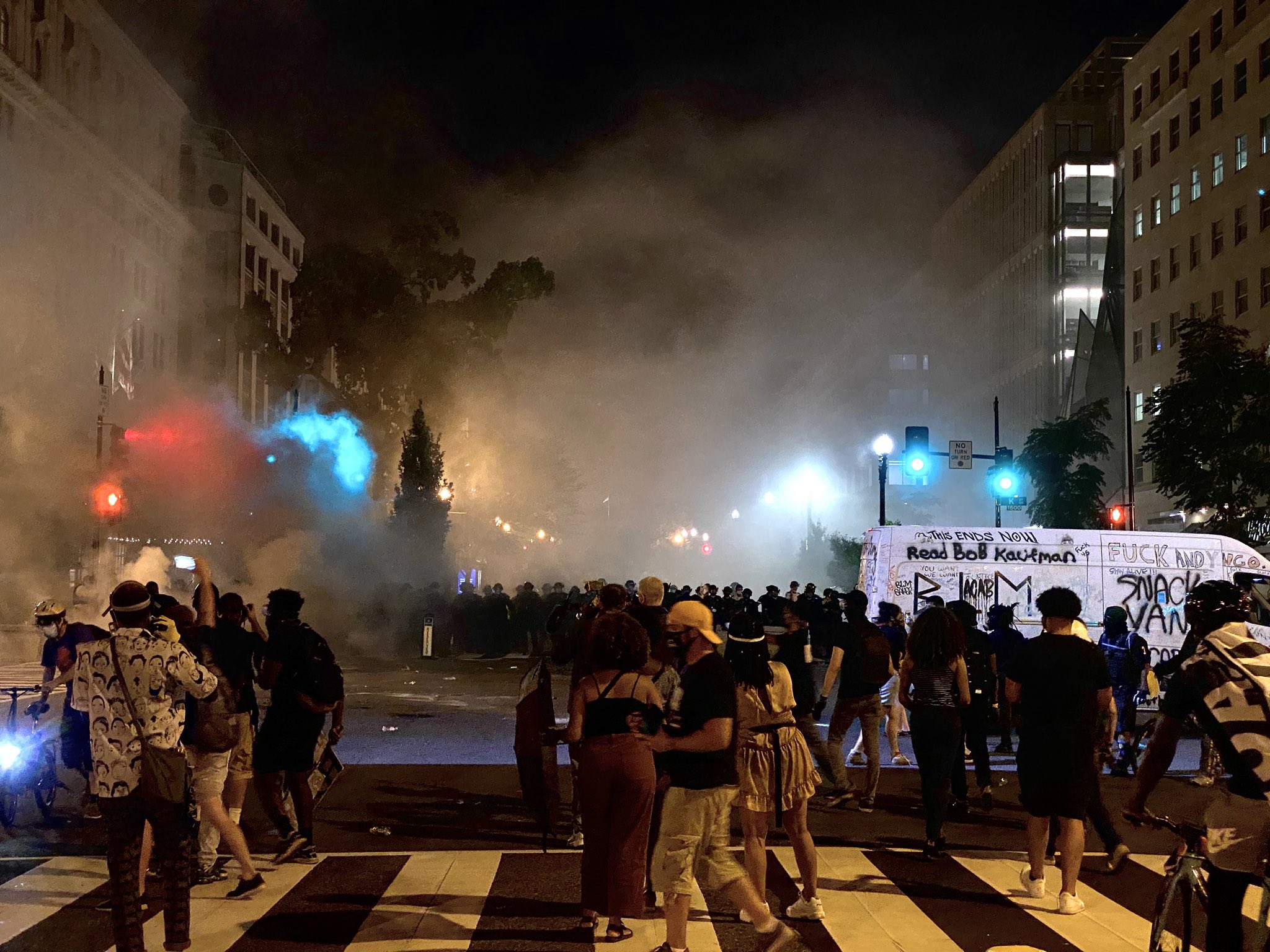 海外网|白宫外爆发抗议 美警方发射橡皮子弹眩晕弹“清场”