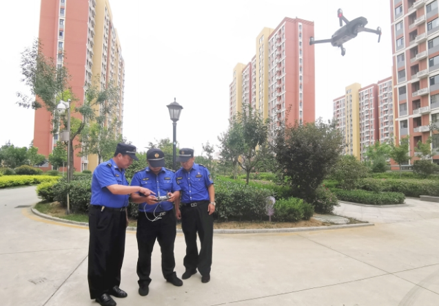 执法队员利用无人机巡查“六无”小区创建情况。记者 李涛 报道