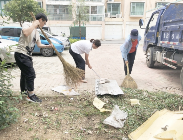 社区组织人员开展清洁小区行动。周伟 报道