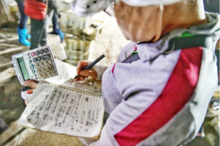 渔获销售可观,渔嫂忙记账。大众报业·青岛西海岸报记者 李亮 报道 渔获销售可观,渔嫂忙记账。大众报业·青岛西海岸报记者 李亮 报道