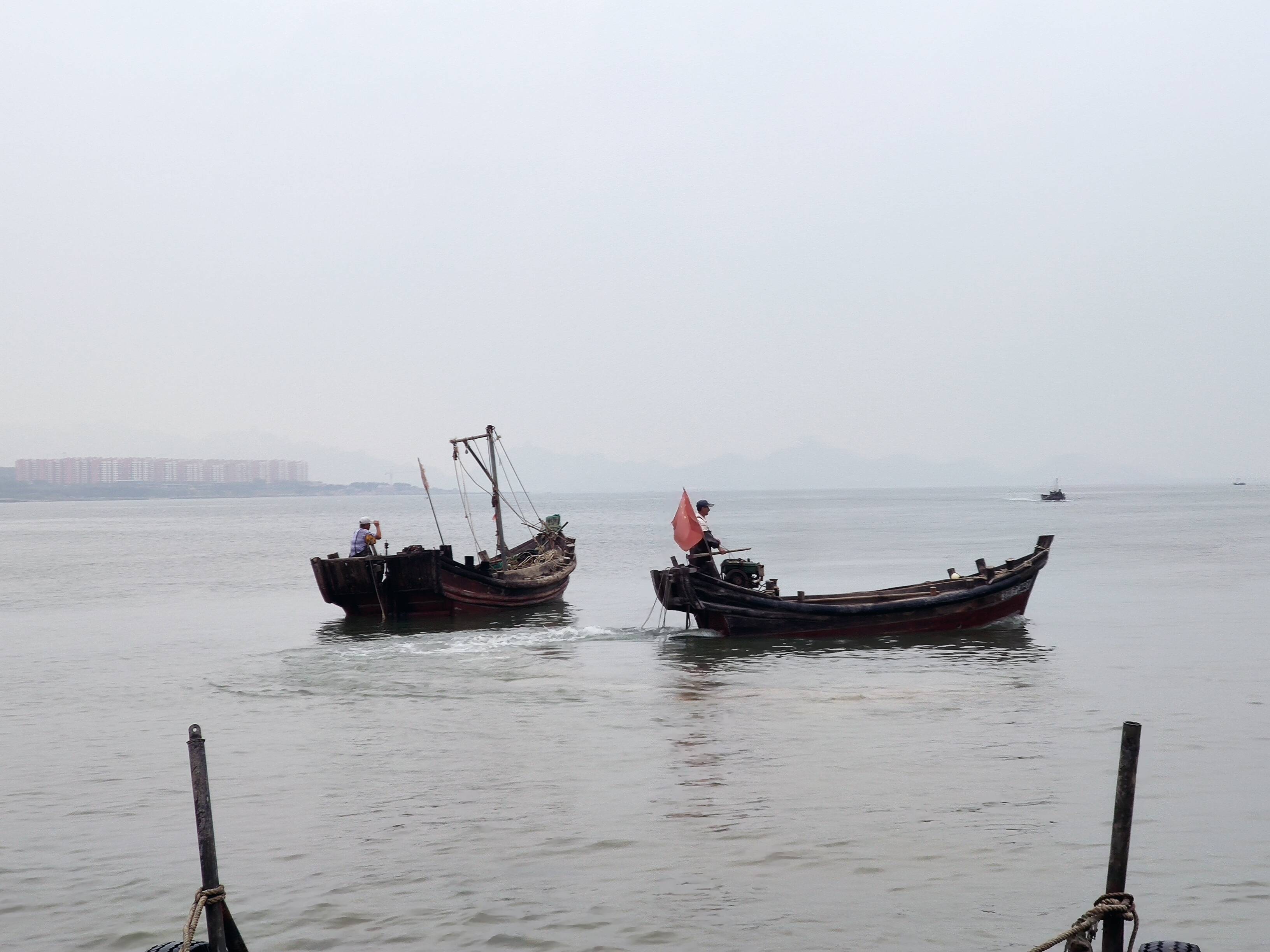 渔民在水产养殖海域进行日常管理。记者 梁玉鹏 报道