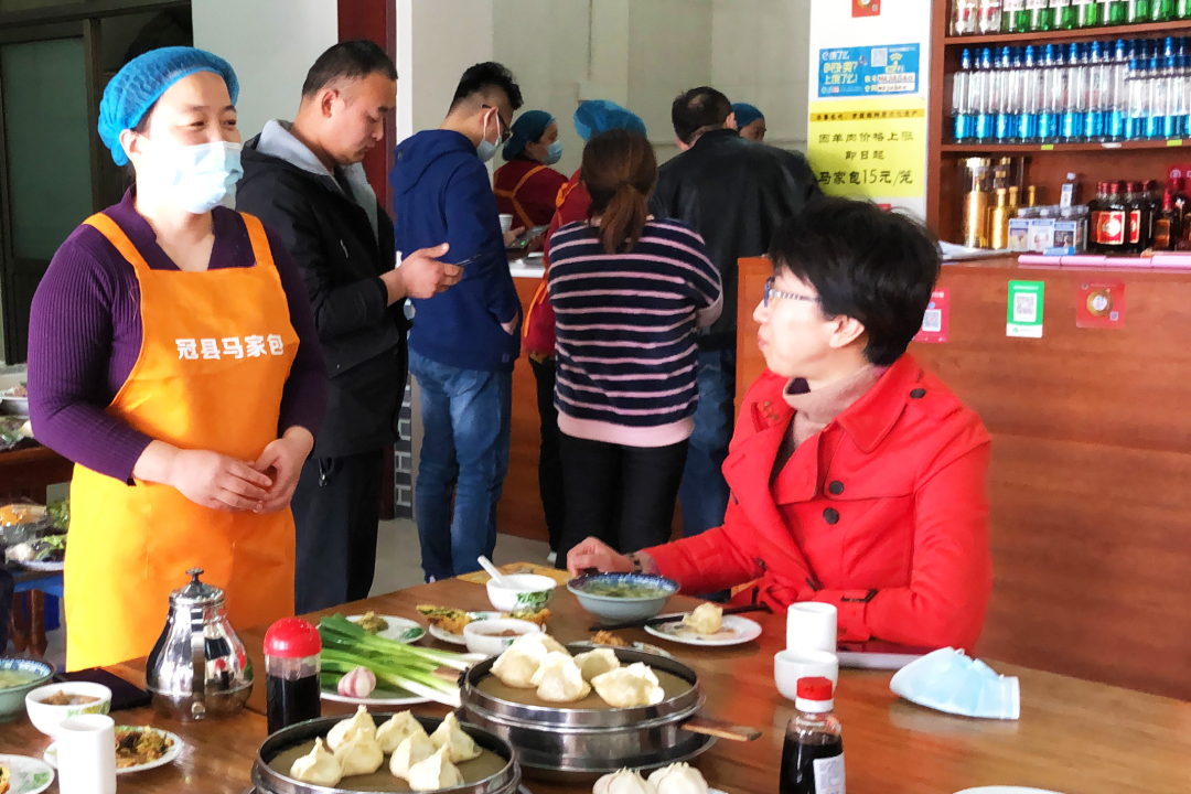 时任聊城市委副书记、代市长的李长萍走进包子铺消费。