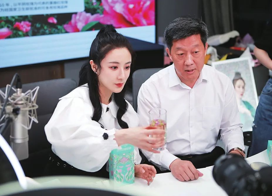 平阴县副县长张军与薇娅共同推介平阴玫瑰产品。
