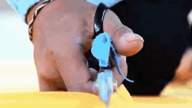 国家移民管理局|重达1.3吨！巨幅国旗亮相珠峰大本营