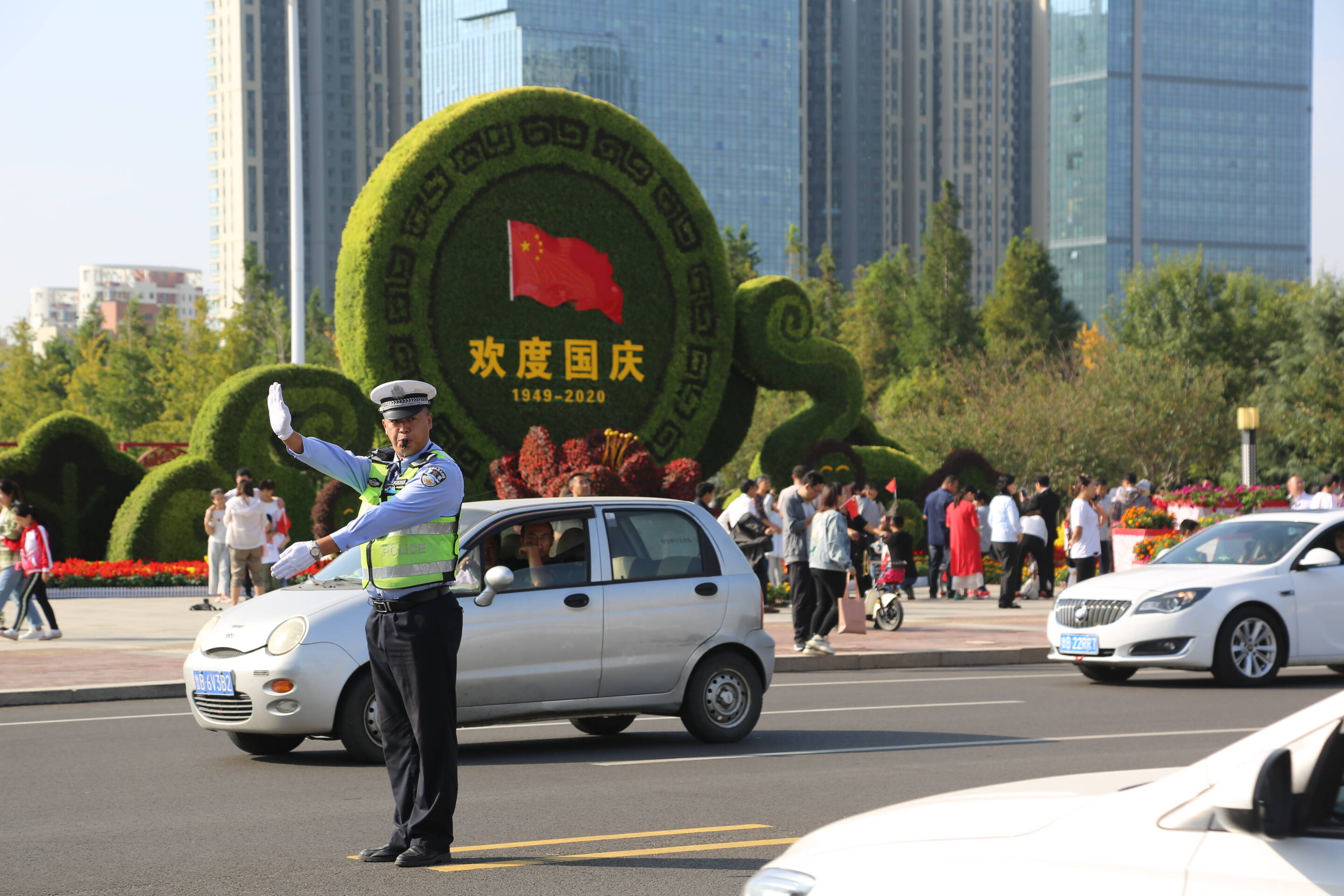 黄岛交警在节日假期坚守岗位，进行路面巡逻、交通疏导。