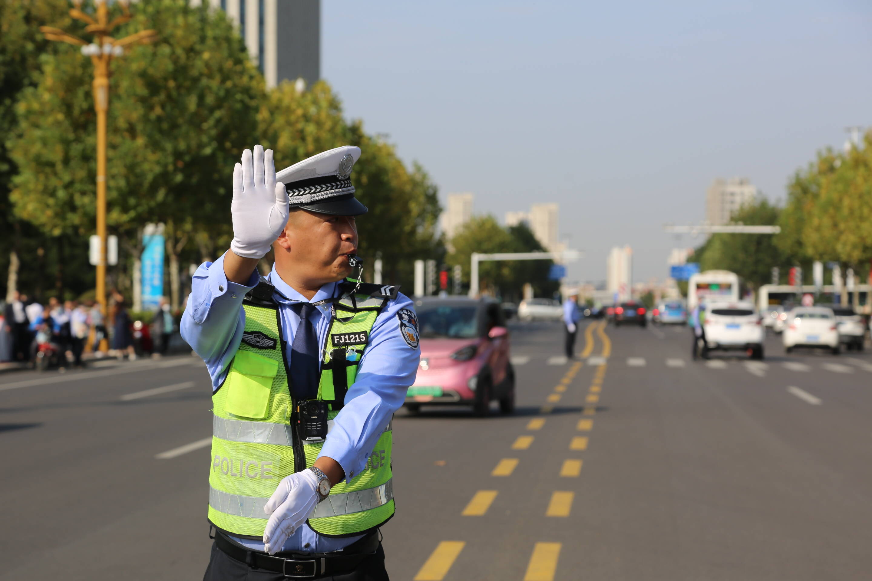 黄岛交警在节日假期坚守岗位，进行路面巡逻、交通疏导。