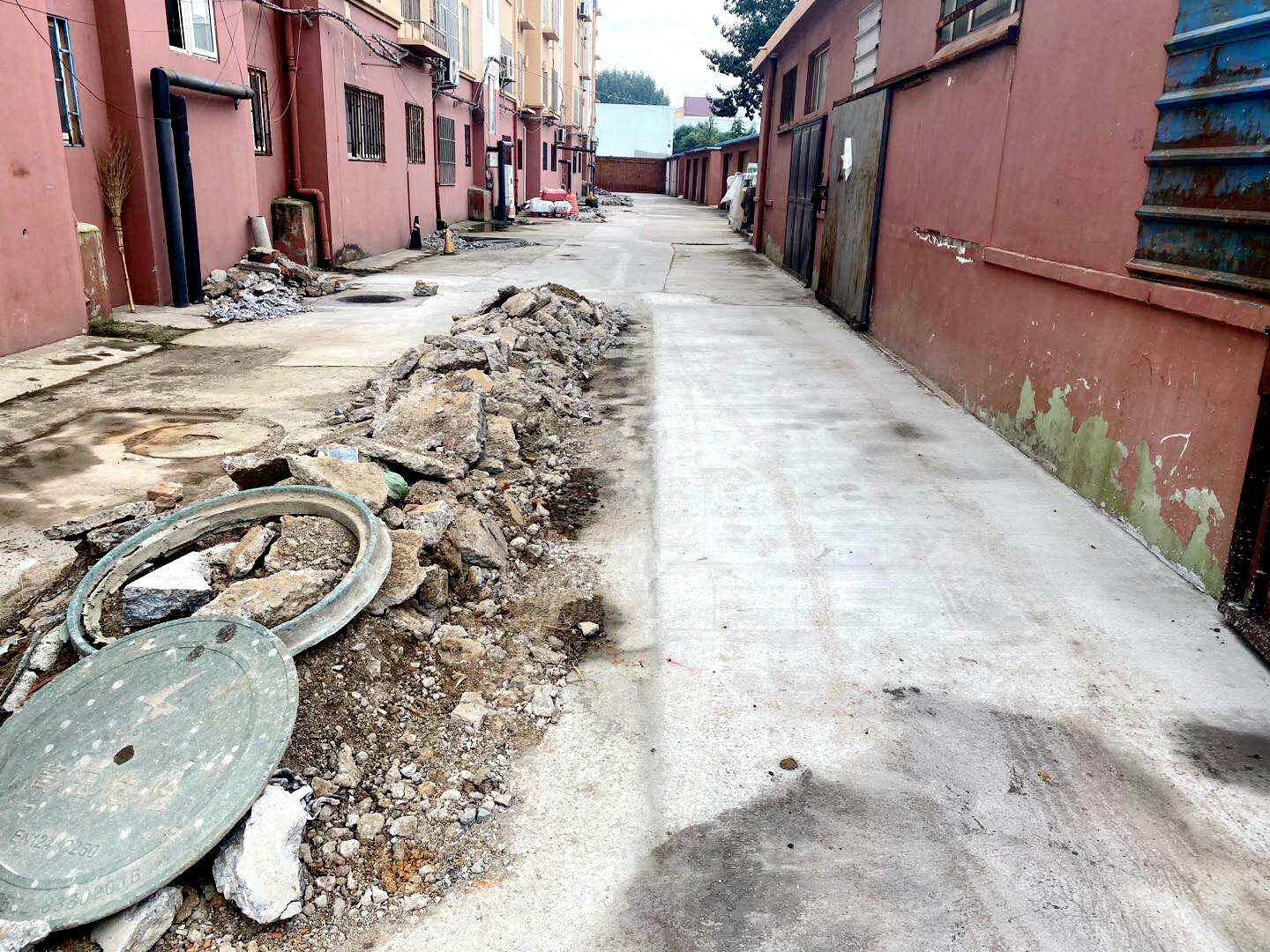 大窑社区华丰公寓小区之前的破损路面。