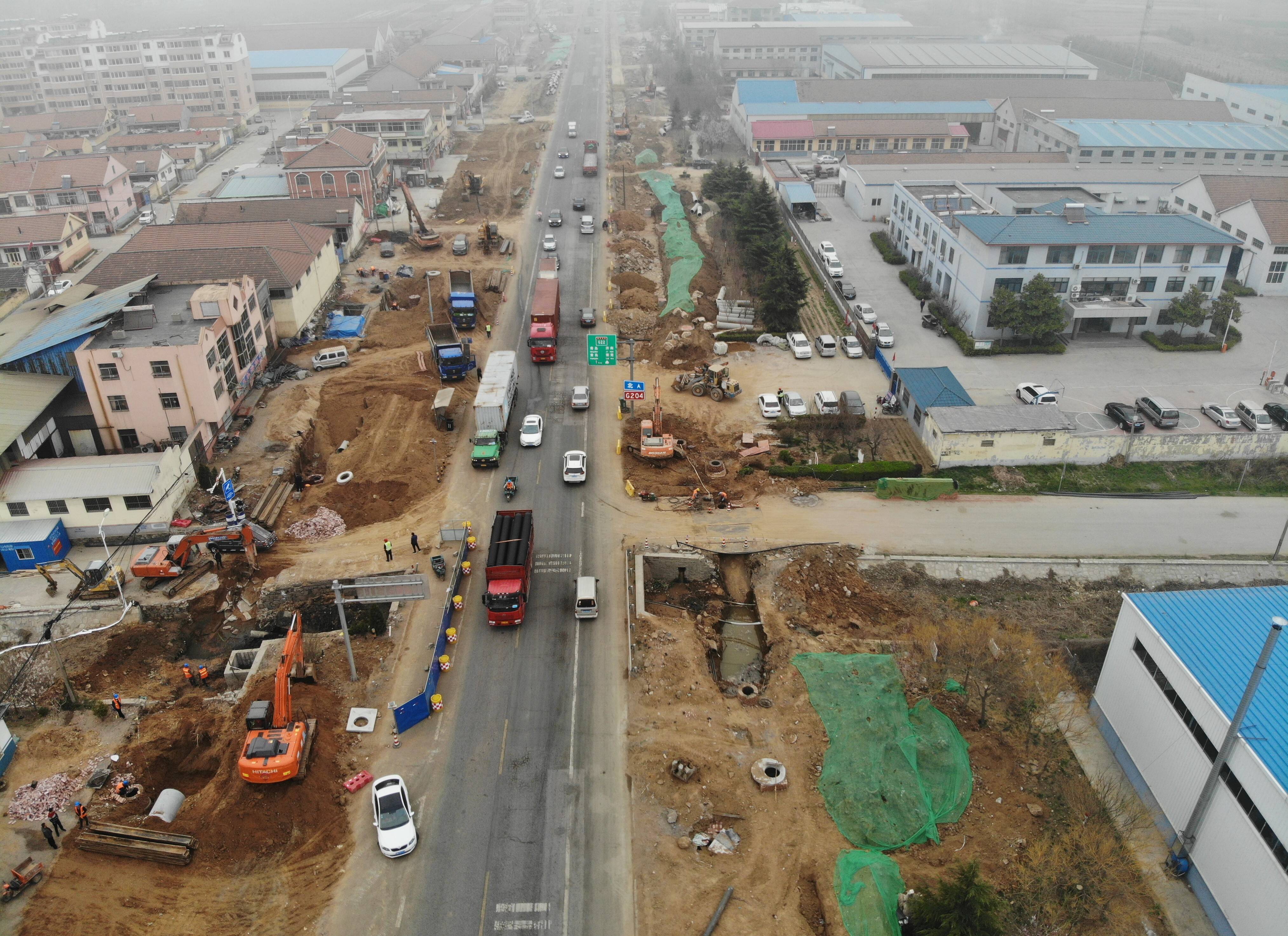 改造前的204国道可获交织,存在很大的交通隐患 改造前的204国道可获交织,存在很大的交通隐患