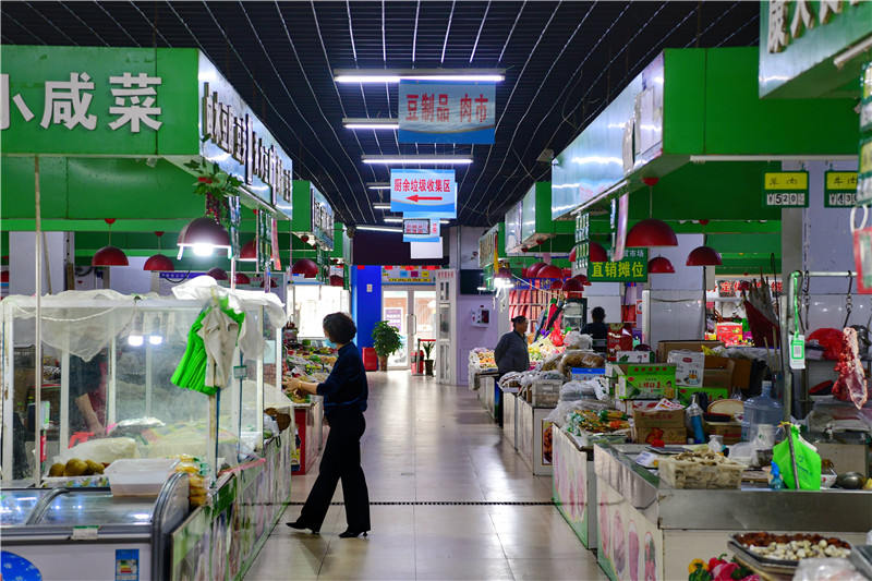 市民在黄山路市场购买蔬菜。