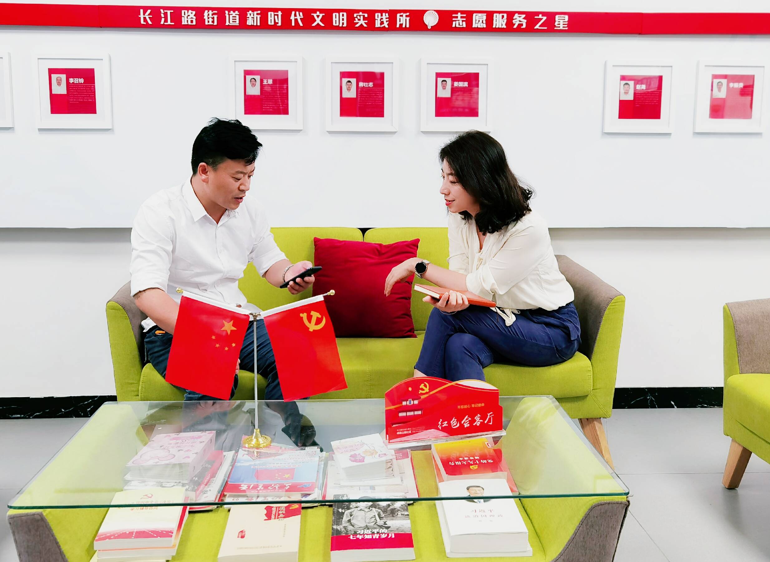 薛新伟（右一）在红色会客厅与共建单位交流文明实践志愿活动视频内容。
