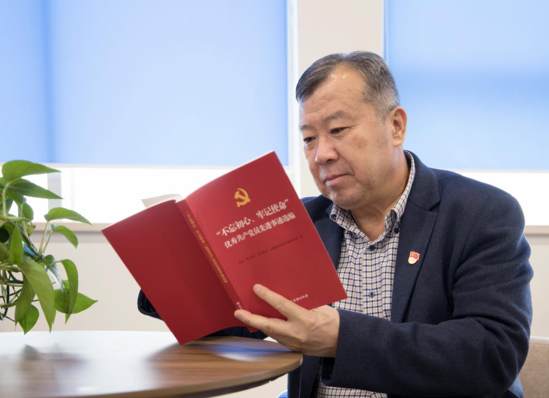 闲暇时，隋泳亮坚持阅读关于共产党员先进事迹的书籍。