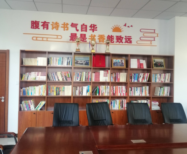 社区打造的供居民阅读的图书室一角。（丁霞）