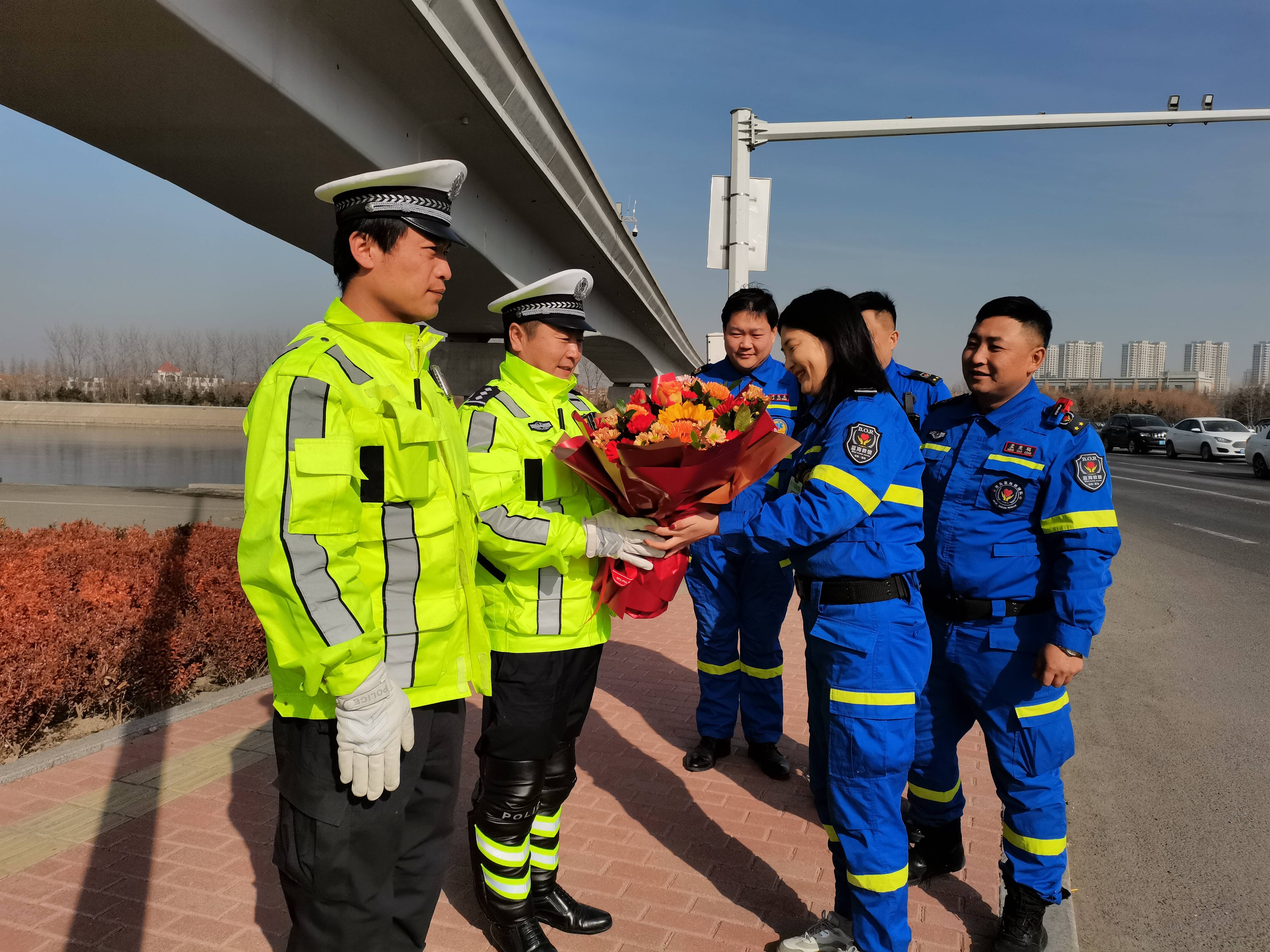 蓝海救援队向交警献花致敬。