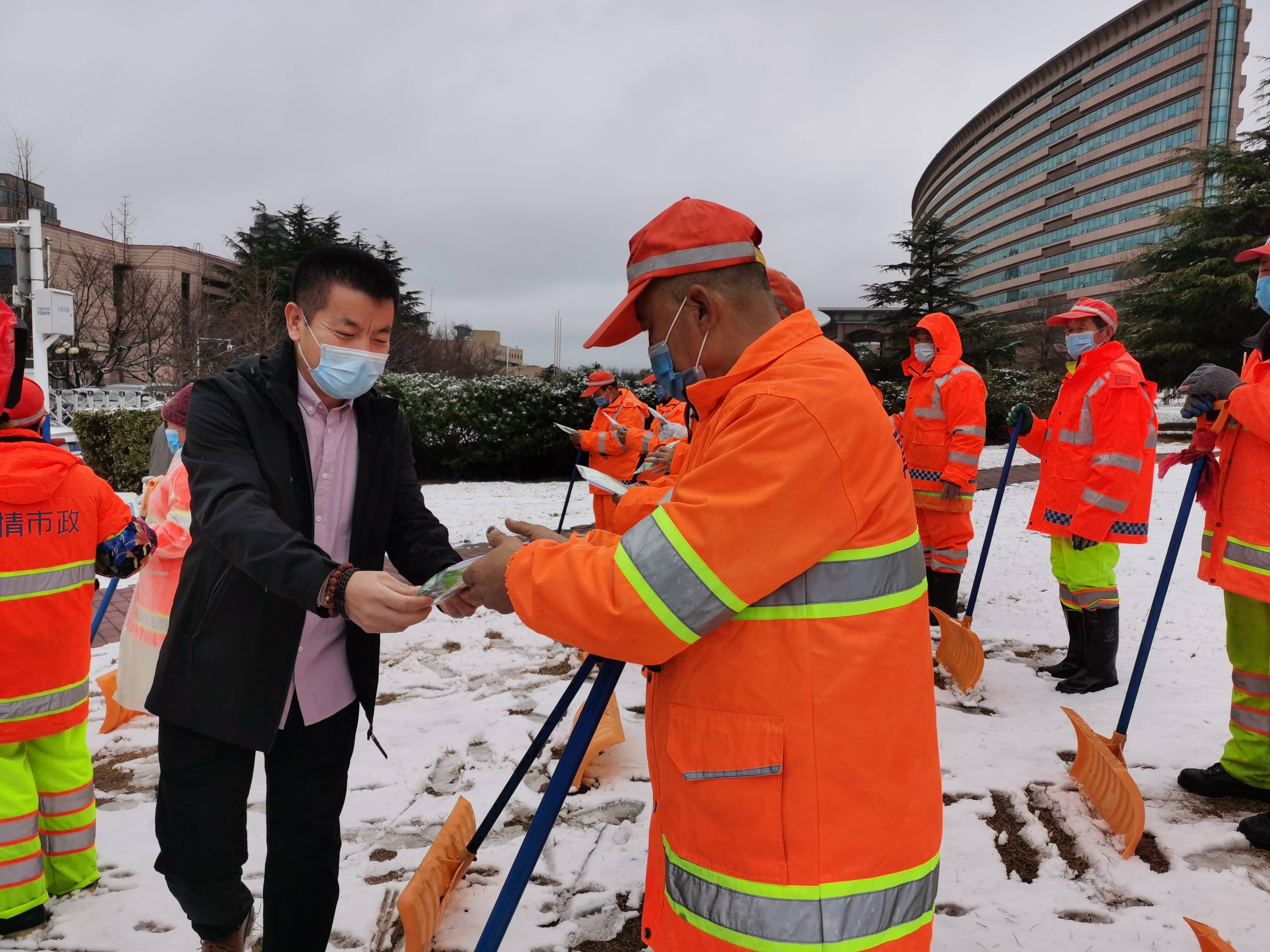 孙伟强为正在清扫积雪的环卫工人送来特制的“暖心包”。