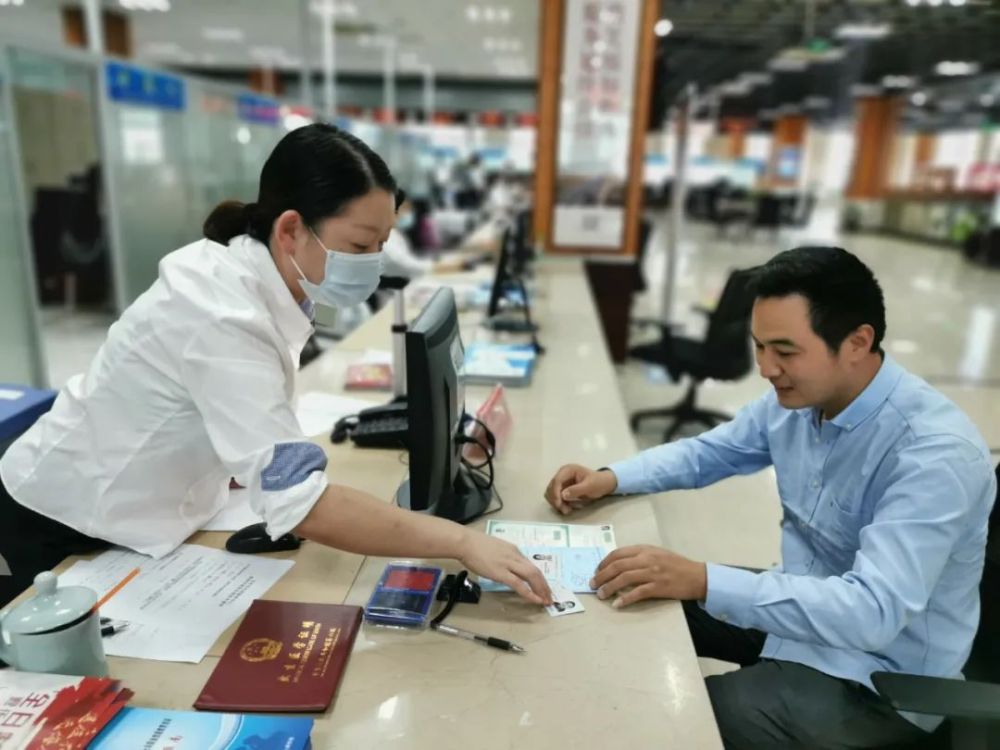 ↑浙江玉环受理市(玉环)外流动人员“跨省联办”业务 ↑浙江玉环受理市(玉环)外流动人员“跨省联办”业务