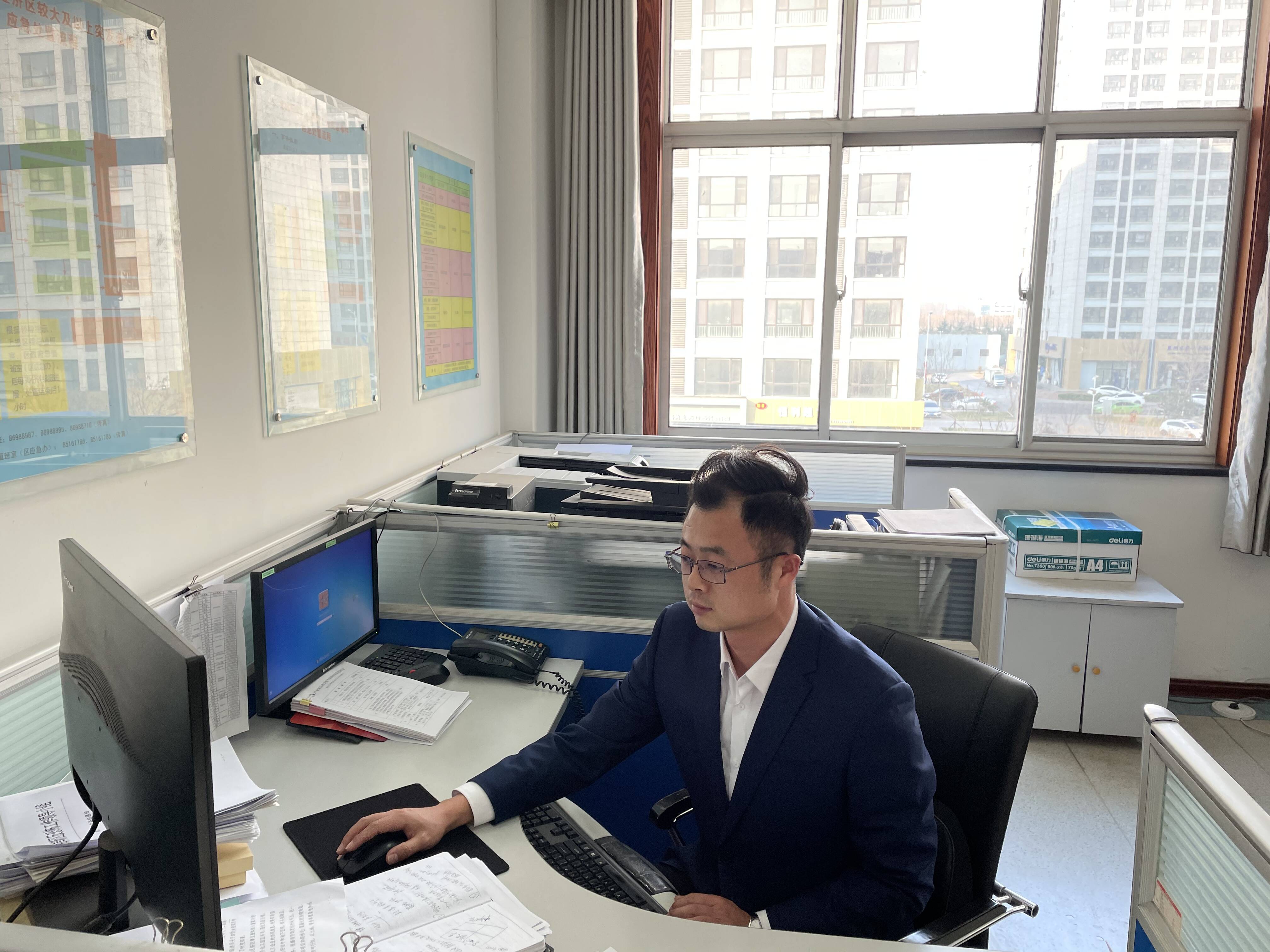 张竑正在电脑前处理工作。