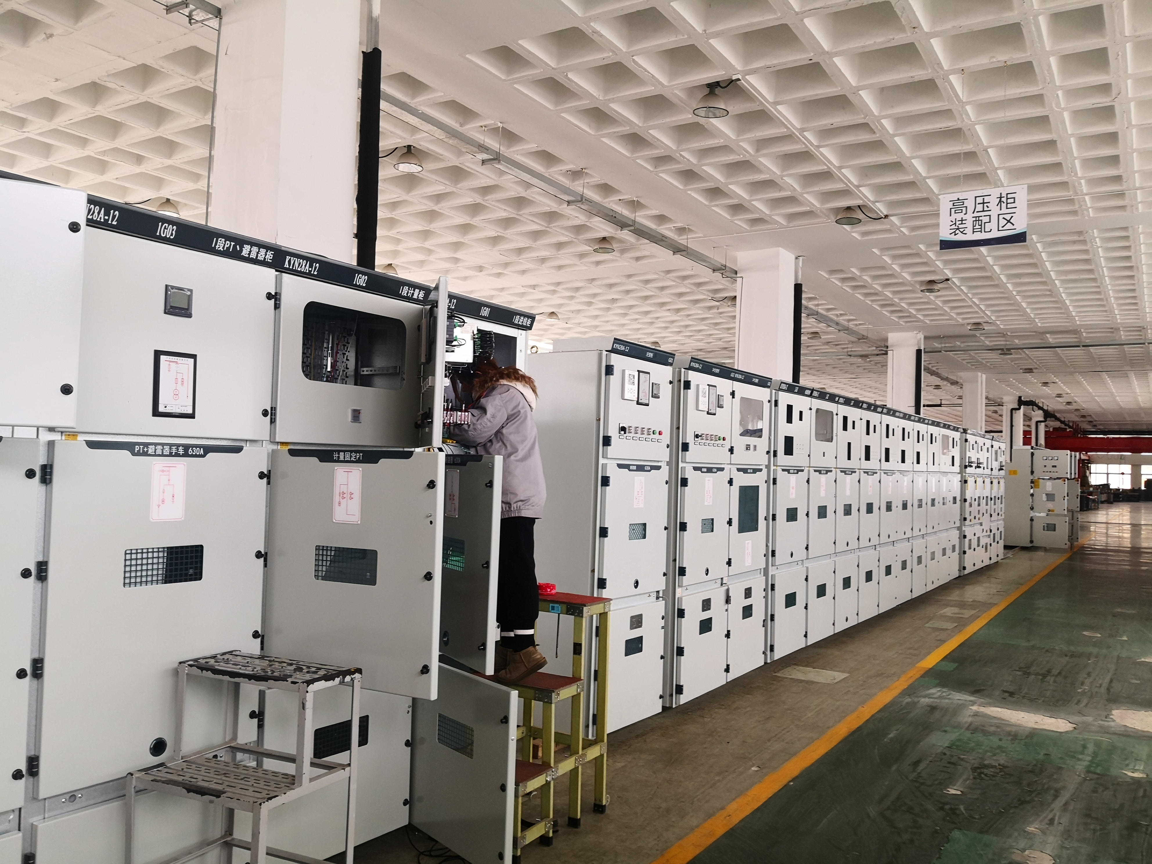 长江路街道辖区的企业开始复工复产，图为青岛金和宇通电气设备有限公司工作人员正在组装线路。