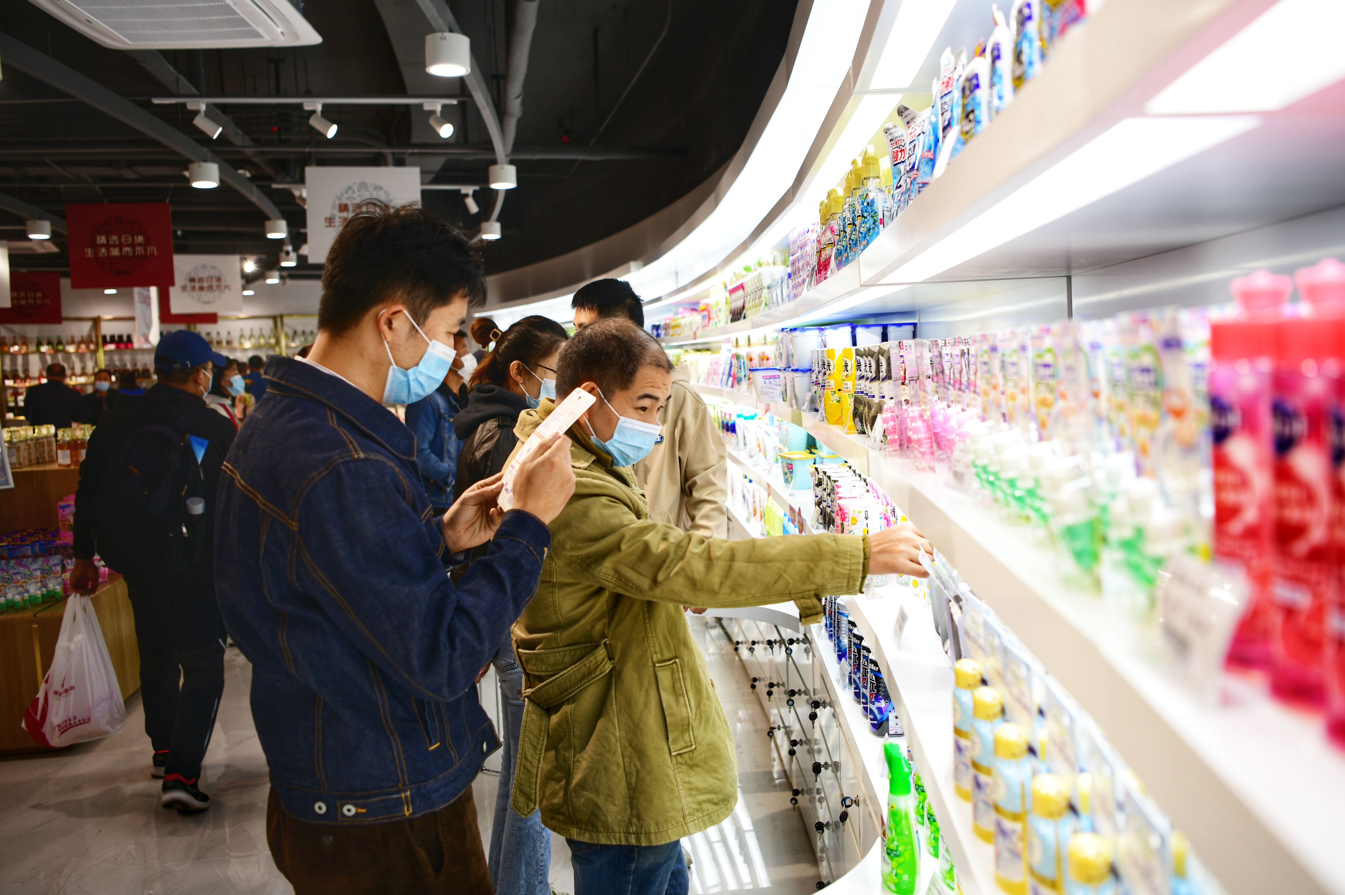 市民在中日韩消费专区电商体验中心选购商品。记者 王雪 报道