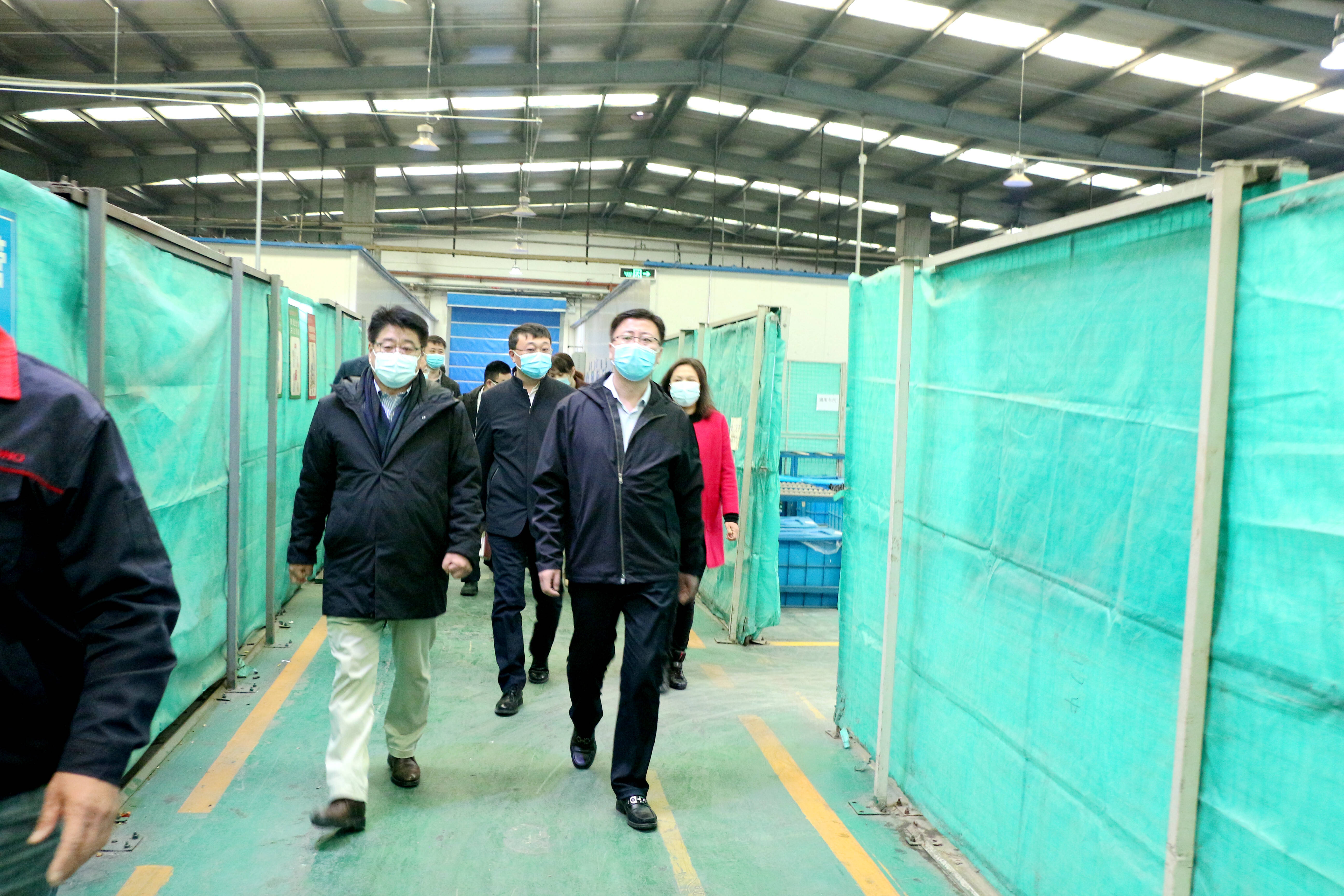 王台街道党工委书记朱长江在青岛三祥科技股份有限公司检查机械车间安全生产情况。