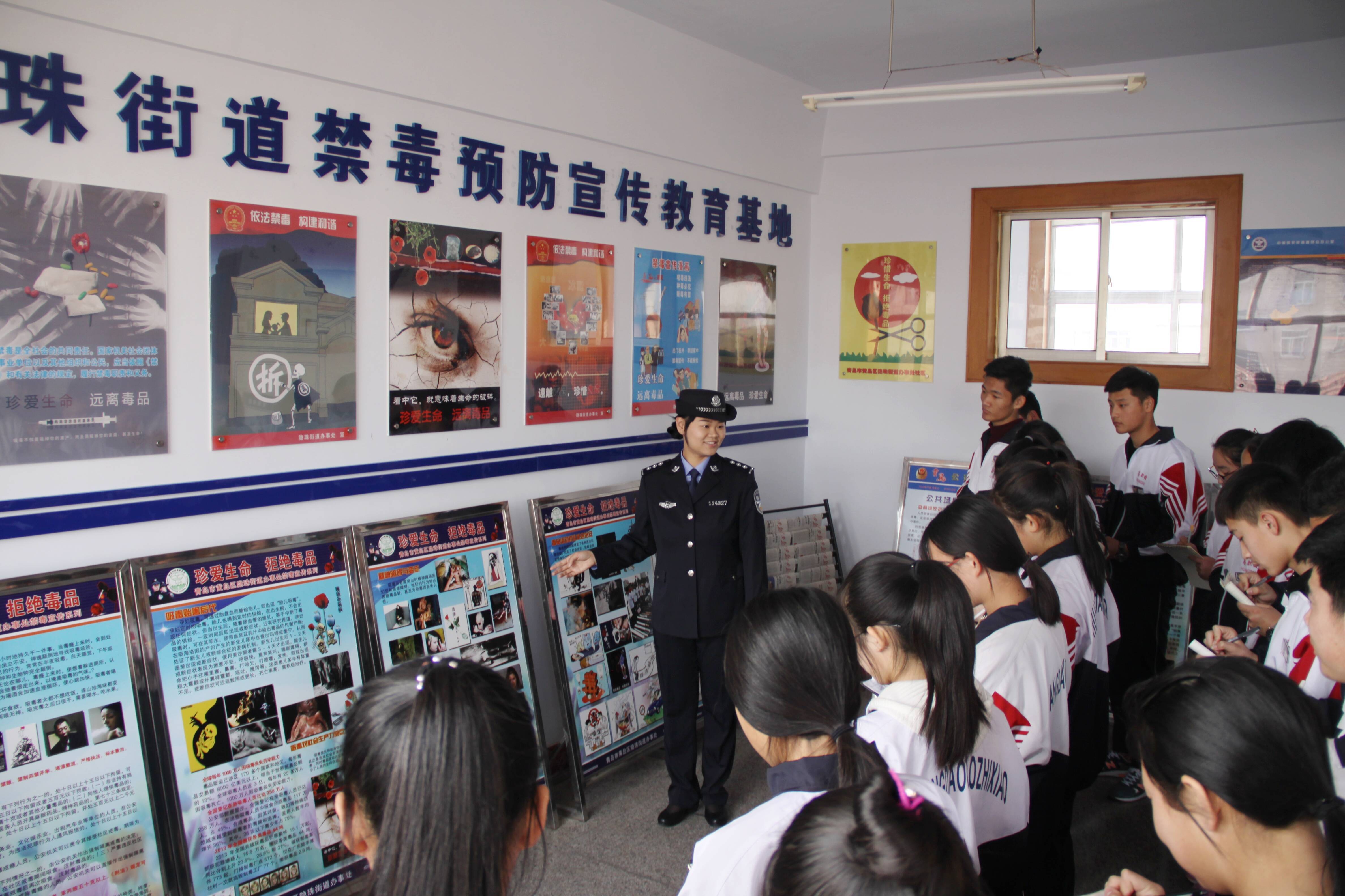 王凌云正在为孩子们进行禁毒预防宣传教育。