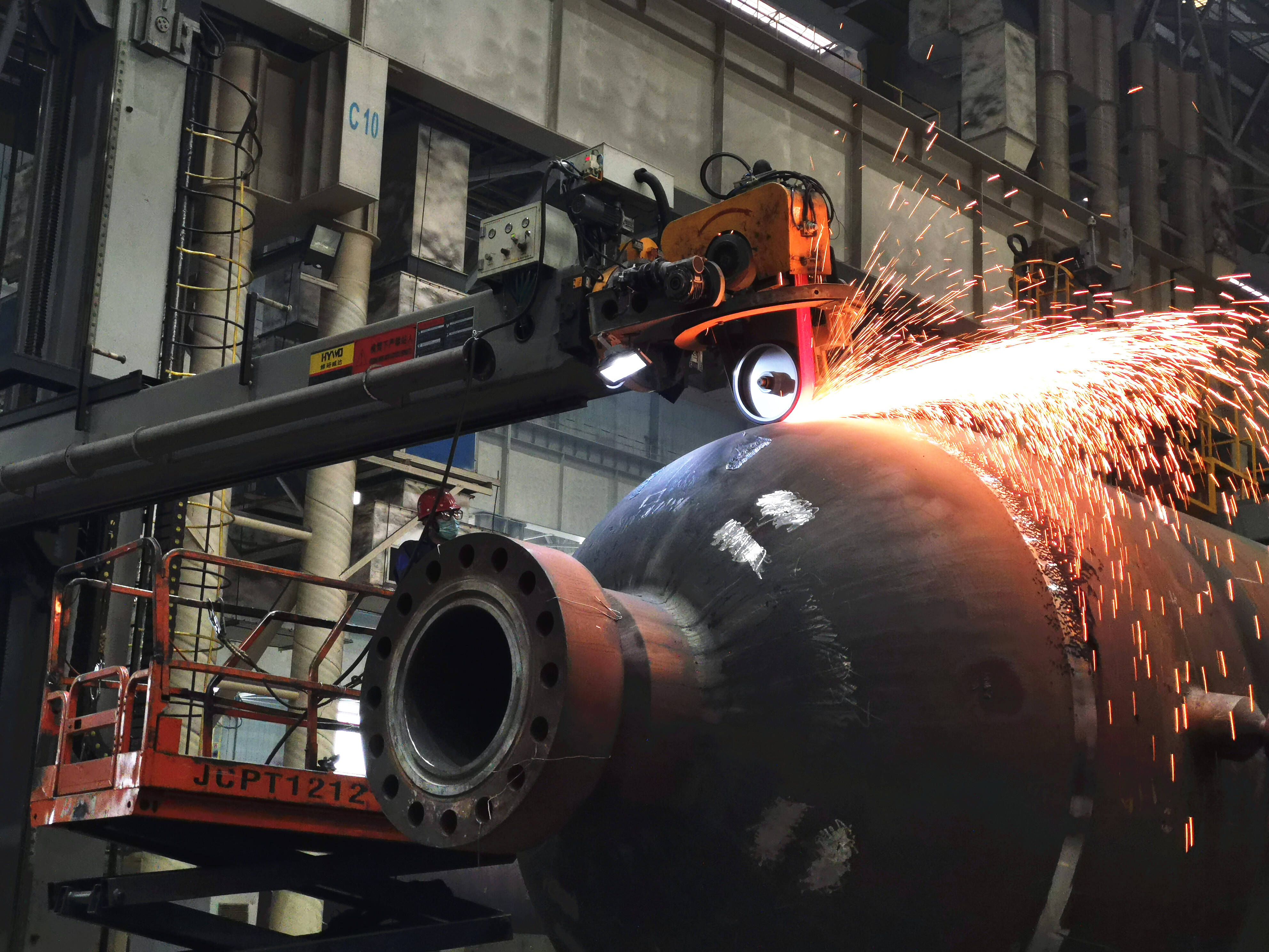 青岛兰石重型机械设备有限公司生产车间内正在加紧生产。