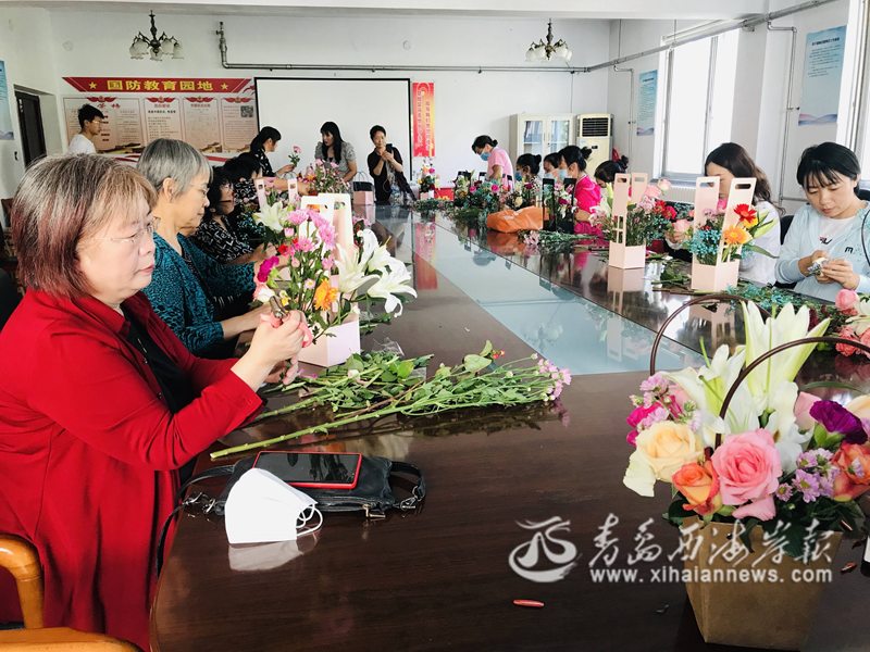 青云山路社区举办“邻里情”插花活动。