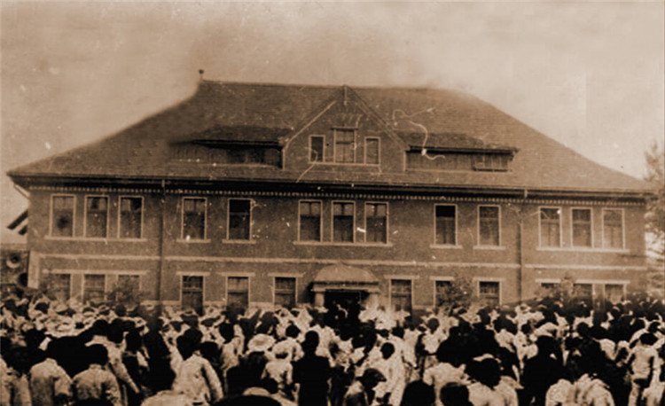 1922年7月26日起，薛文英等人领导津浦铁路济南大槐树机厂工人进行罢工，向军阀、工厂主展开斗争。