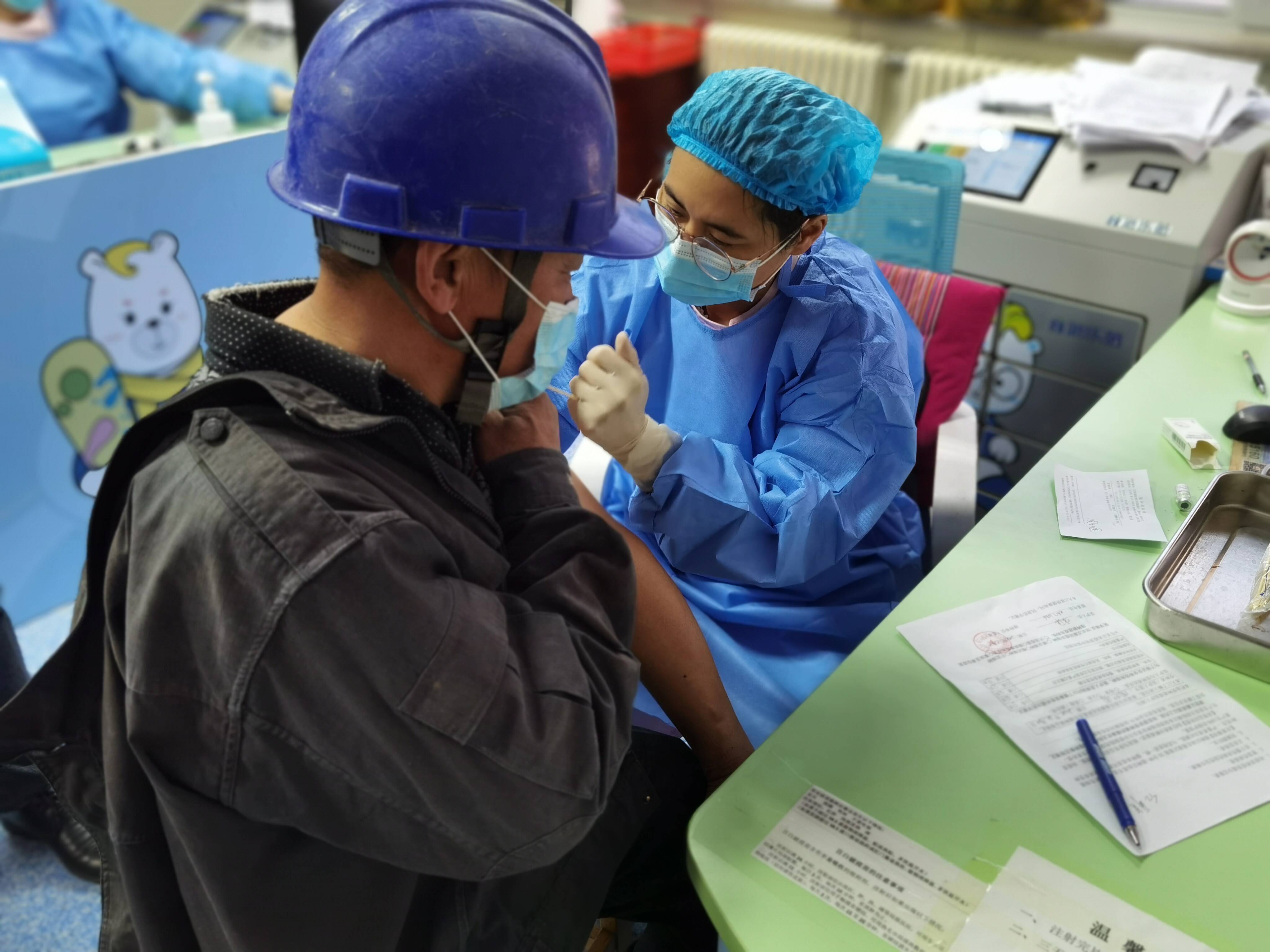 建筑工人接种新冠疫苗。记者 刘腾 摄