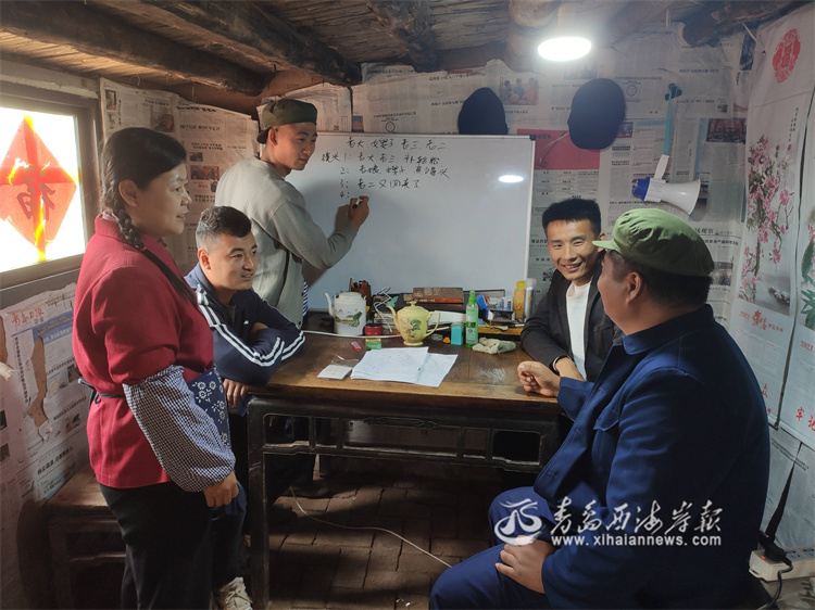 房间布置年代感十足，短视频拍摄还原农村生活。