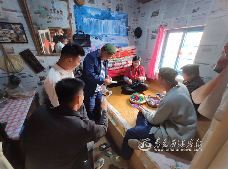 选题会成了杨晓淑(右一)和团队成员每天的必修课。