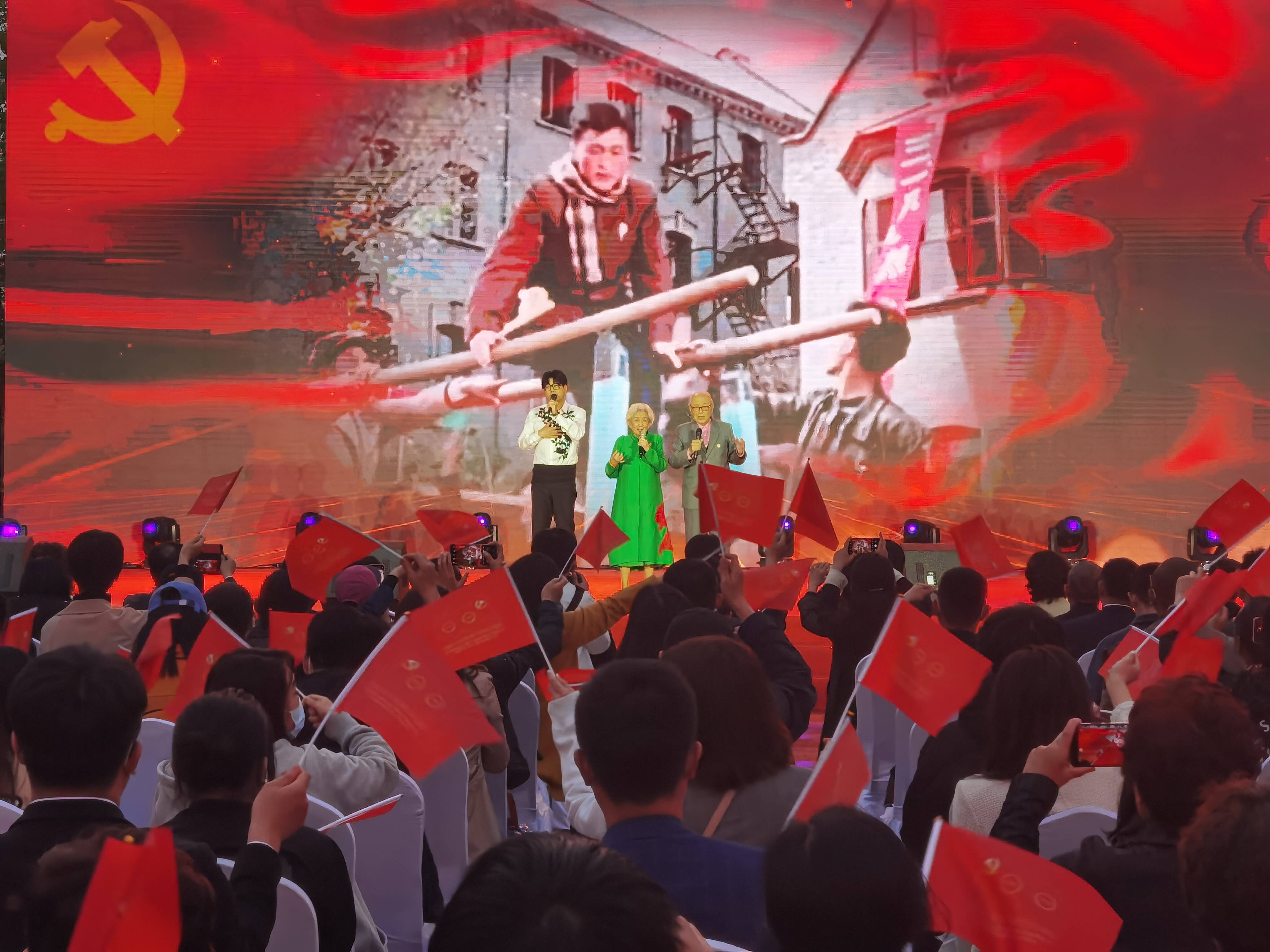 艺术家现场演唱《青春之歌》主题曲《五月的鲜花》。记者 刘腾 摄