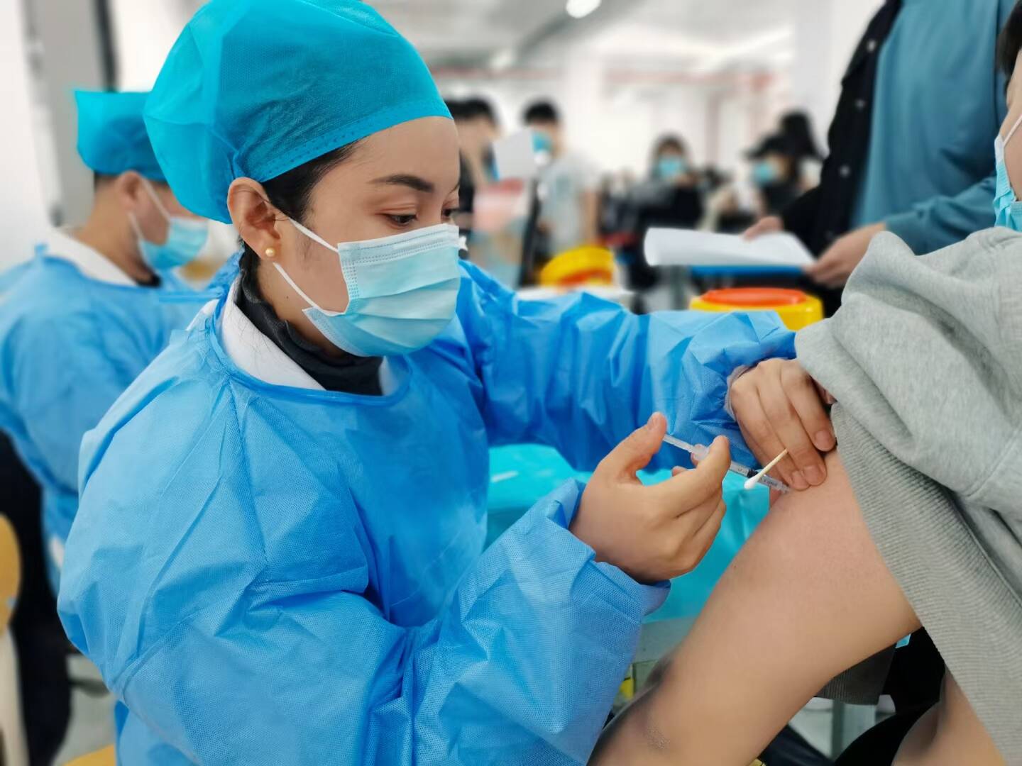 薛家岛街道接种护士在为市民接种疫苗