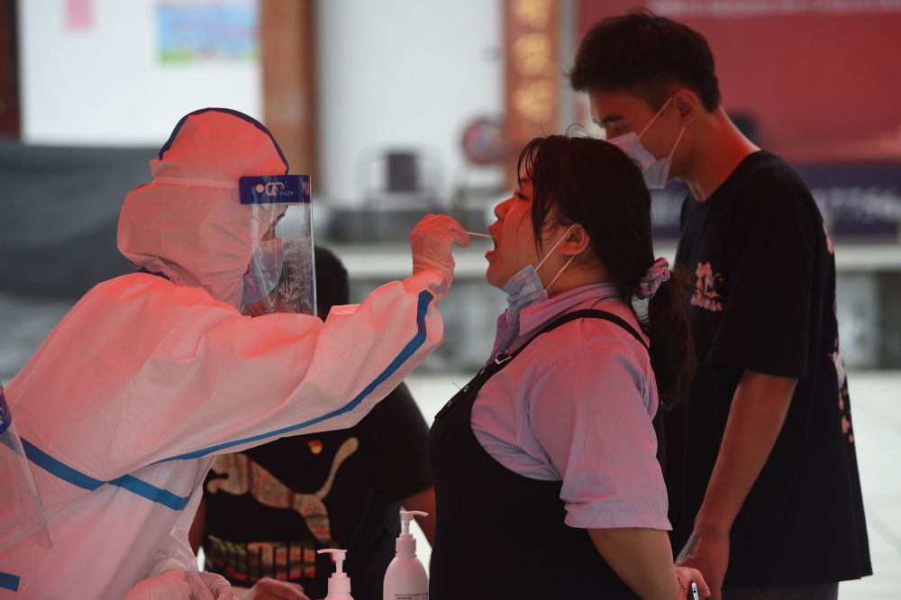 5月15日，在六安市裕安区和顺社区，医护人员为居民做核酸检测。新华社记者 周牧 摄