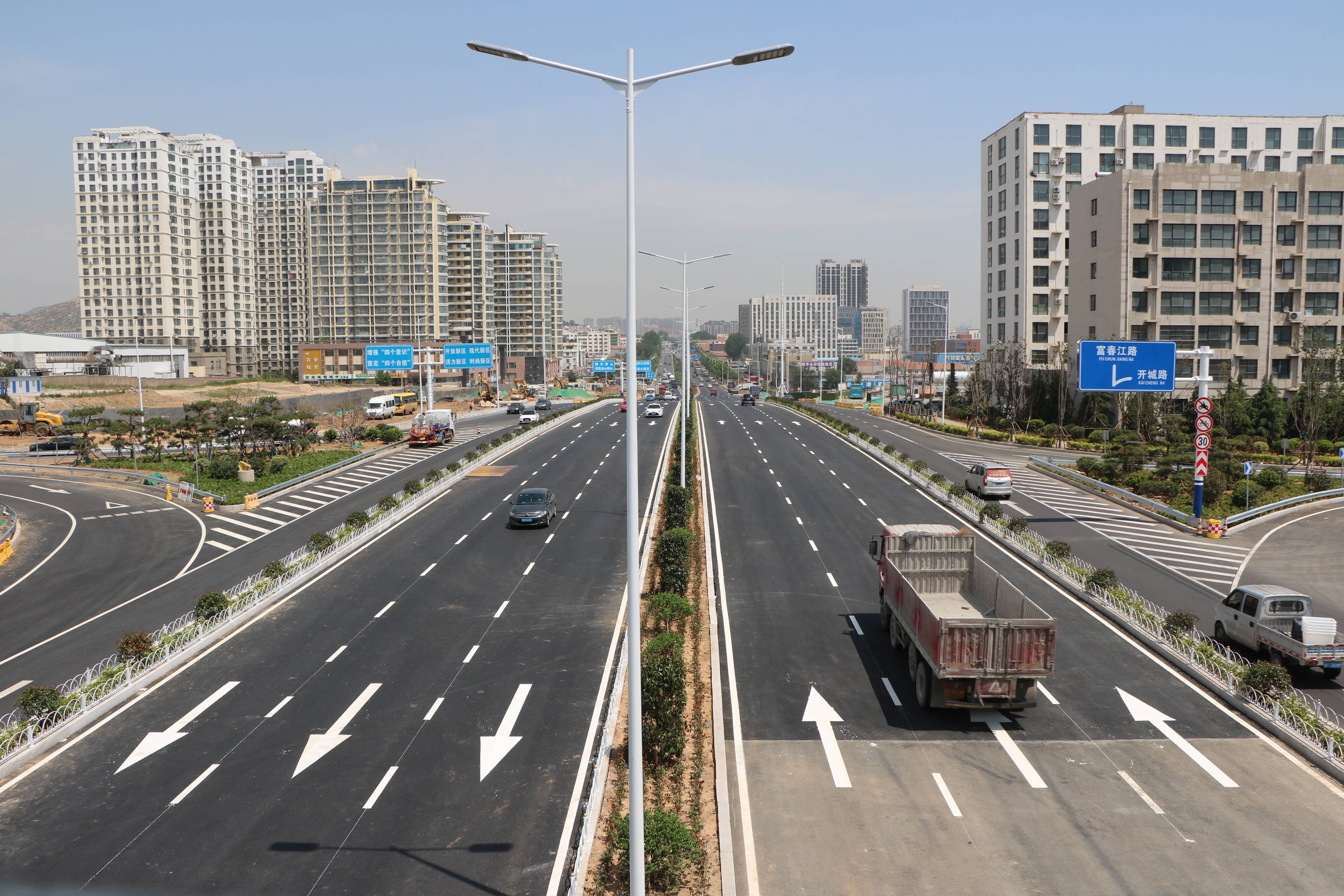 长昆立交桥建成通车。